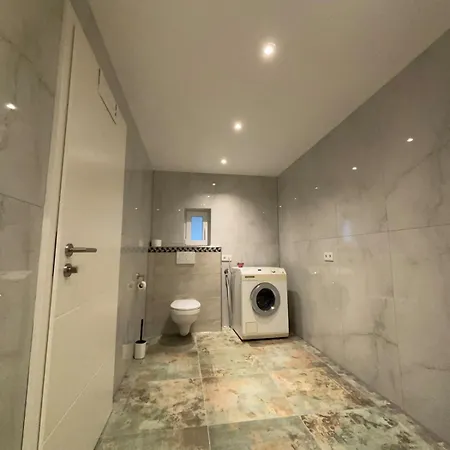 Modernes Mit Parkplatz