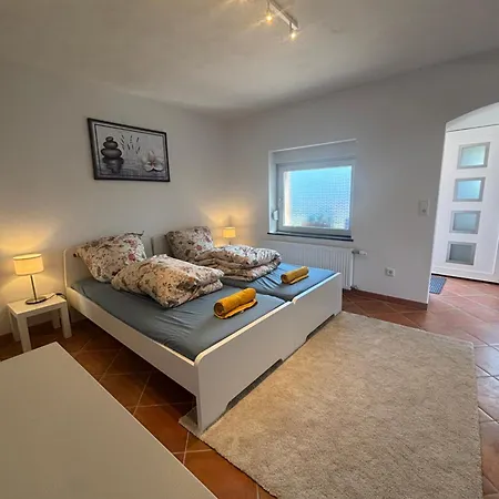 Modernes Mit Parkplatz *