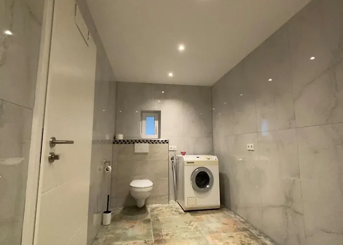 Modernes Mit Parkplatz