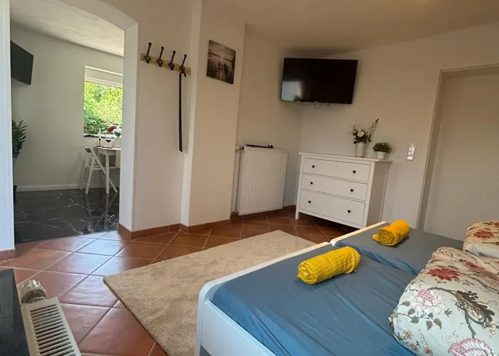 Modernes Mit Parkplatz *